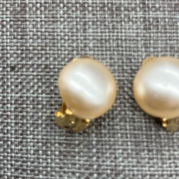 Regalia Clip On Earrings As Is Pearl Gold Domed Classic Retro Vintage Soft Girl - Picture 6 of 6
